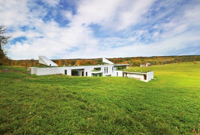 Casa din luncă în Canada, se contopeşte cu peisajul înconjurător