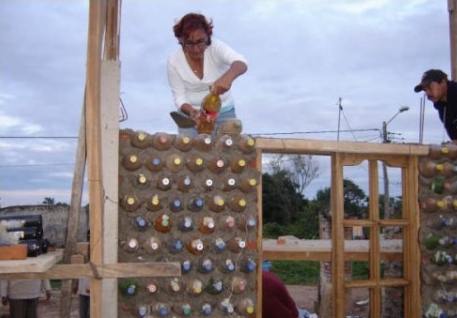 Экопоселение в Боливии, построенное из пустых бутылок. Безумный проект Ingrid Vaca Diez 
