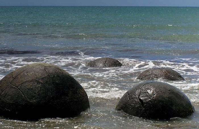 16-тонные каменные шары кто-то гонял 500 тысяч лет назад