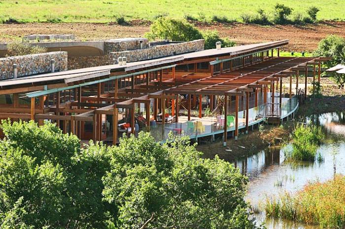 Роскошный отель Forum Homini с зеленой крышей воссоздает колыбель человечества в Африке