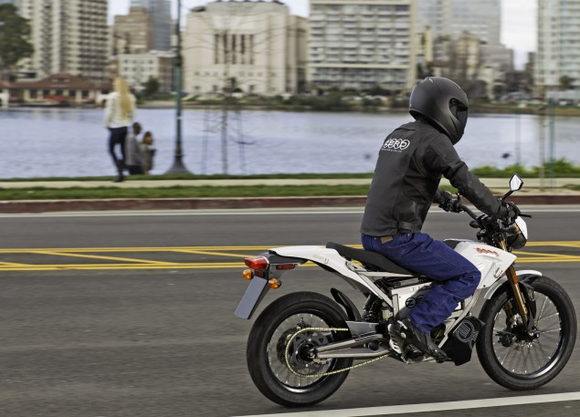 Motocicleta electrică de la Zero poate fi taxată oriunde