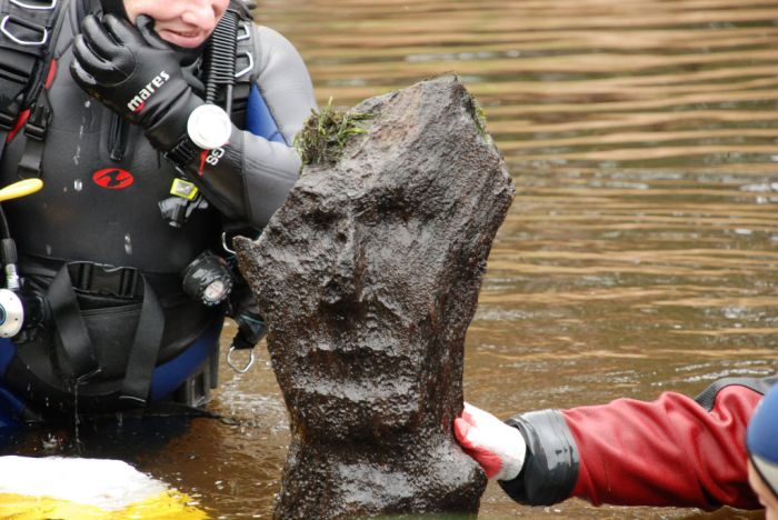 O descoperire unică: daiverii au ridicat de pe fundul râului Drissa un idol antic