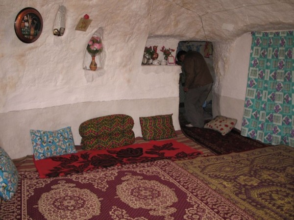 Kandovan - satul în peşteră din Iran (Foto)