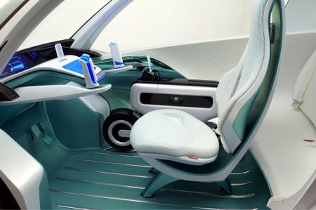 Еще до открытия Токийской выставки компания Honda обнародовала некоторые данные о необычном концепте, имеющим название Micro Commuter. Так одна из ведущих японских компаний по производству автомобилей представляет себе автомобили, бегающие по городским джунглям, питающиеся электроэнергией.
