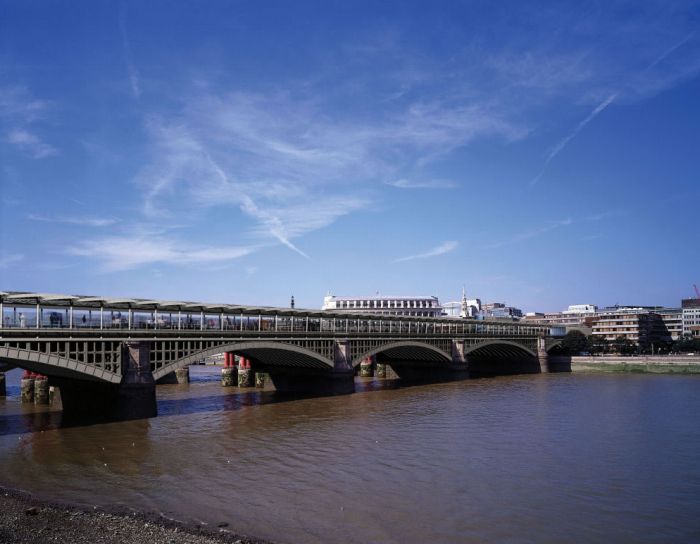 Солнечный викторианский мост в Лондоне