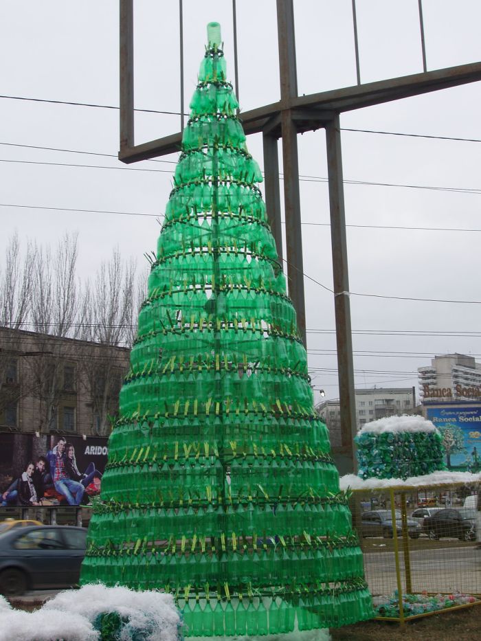 Елка из пластиковых бутылок в Кишиневе (Фото)