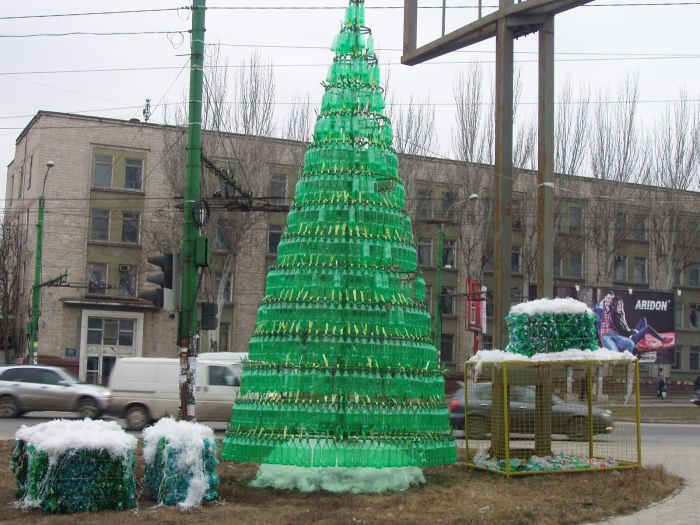 Елка из пластиковых бутылок в Кишиневе (Фото)
