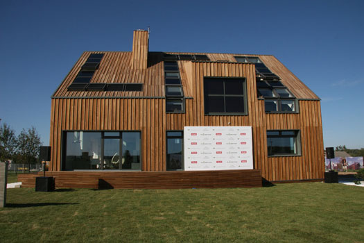 În luna septembrie 2011, în suburbia Moscovei a fost construită prima casă din Rusia, montată după tehnologii şi filosofie 