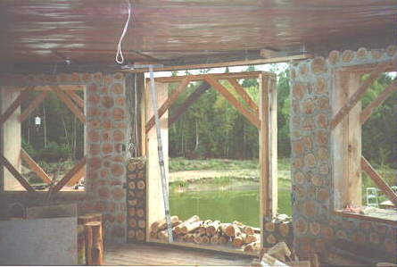 Fig. 1. Casa din stivă de lemne a lui Rob şi Jackie Roy. Aspectul general.
