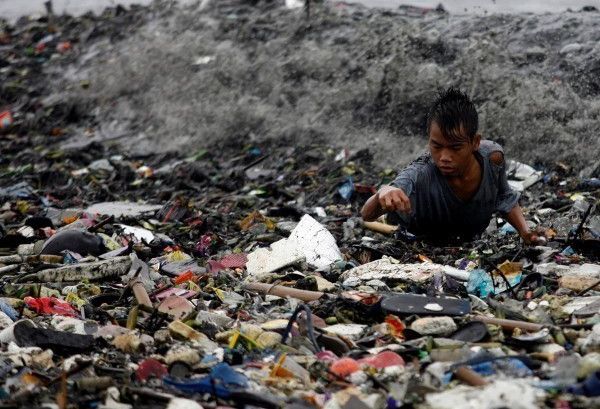 Tsunami de gunoi a acoperit întreg oraşul