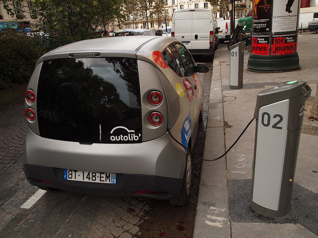 В Париже запустили систему совместного пользования электромобилями (+Видео)
