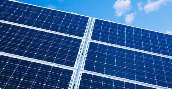 Cu ajutorul bateriilor solare India produce energie mult mai ieftină decît prin arderea combustibilului diesel, determinînd pe Sunil Mittal, miliardar şi furnizor al piureului de mango pentru compania Coca-Cola, să renunţe la carburanţi în favoarea panourilor fotovoltaice.