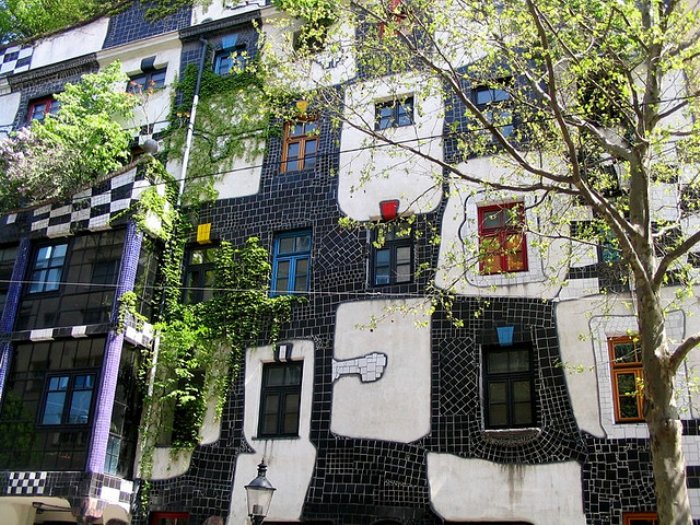 Arhitectura si pictura ecologică de la părintele acoperişurilor verzi Friedensreich Hundertwasser