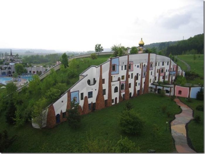 Arhitectura si pictura ecologică de la părintele acoperişurilor verzi Friedensreich Hundertwasser
