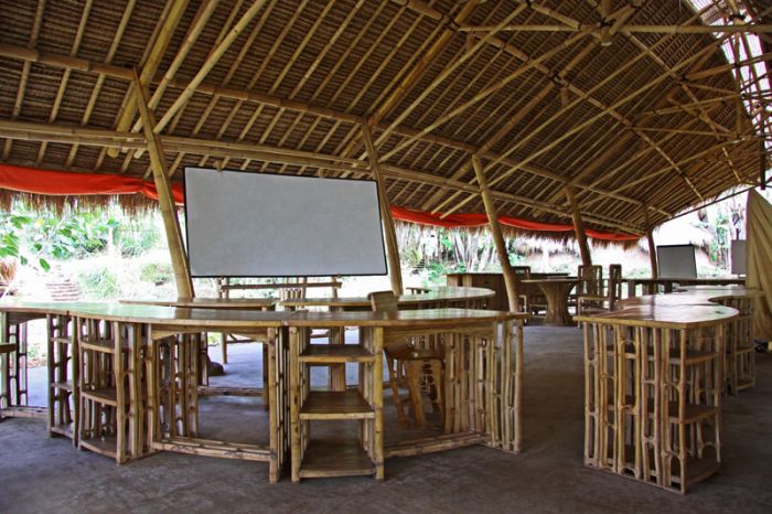 Зеленая школа из бамбука на острове Бали