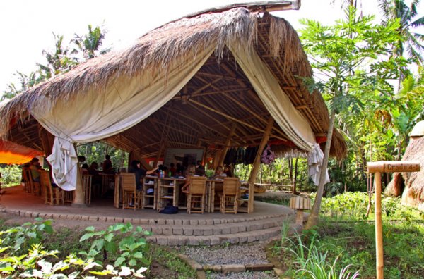 Зеленая школа из бамбука на острове Бали