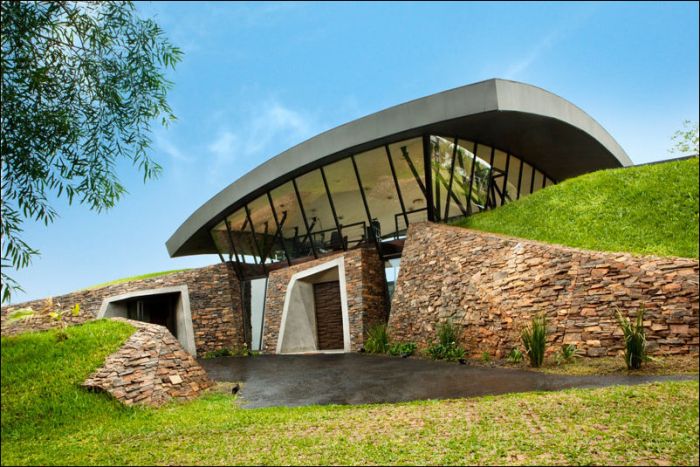 Креативный дом внутри холма в Парагвае (Фото)