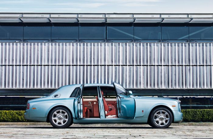 Электрический Rolls-Royce заряжается без проводов