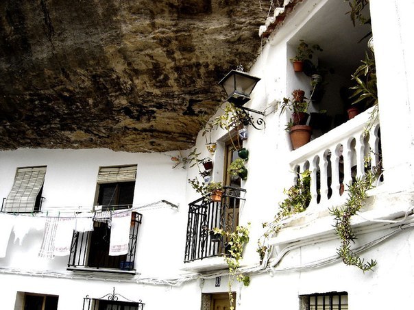 Сетениль де лас Бодегас – город под скалой. Испания (Фото)