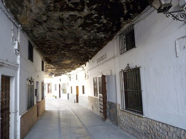 Сетениль де лас Бодегас – город под скалой. Испания (Фото)