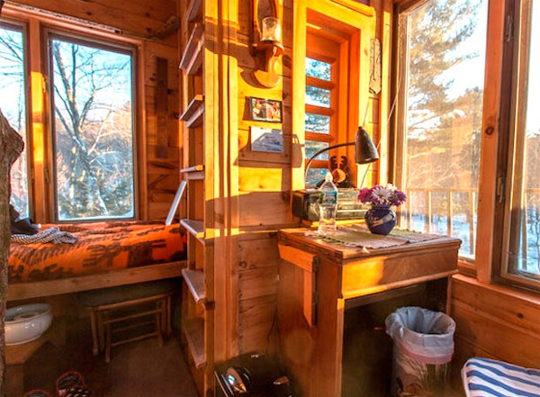 Маленький домик на деревьях - уютное лесное прибежище в штате Вермонт