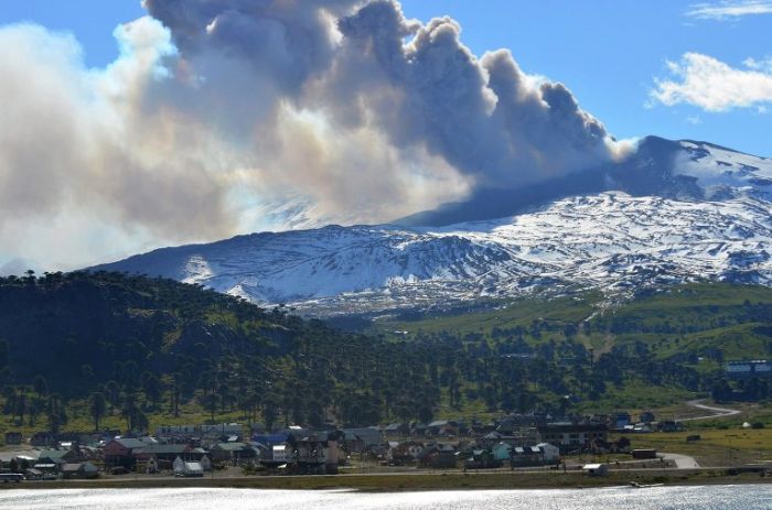В Чили и Аргентине эвакуировали 3 тыс жителей из-за активности вулкана (+Видео)