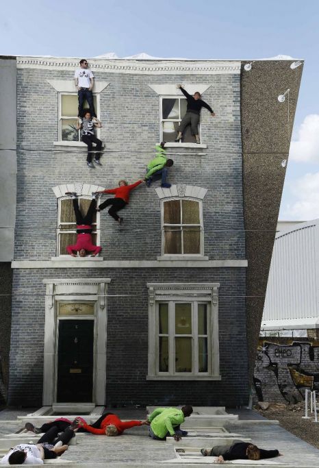 В Лондоне построен дом, который бросает вызов гравитации (Видео)