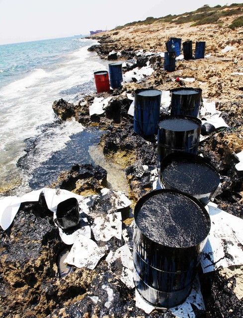 Кипр спасают от огромного нефтяного пятна (фото)