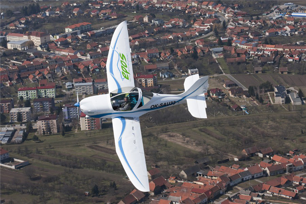 Полностью электрический самолет SportsStar EPOS совершил свой первый полет