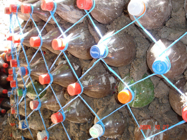 дом из пластиковых бутылок