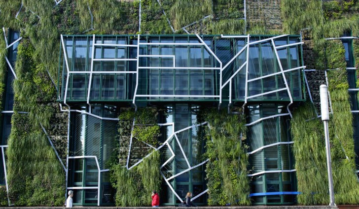 Вертикальное озеленение Дворца Съездов в Испании