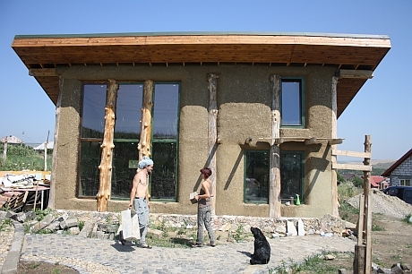 Экспериментальный дом из соломы в Турда