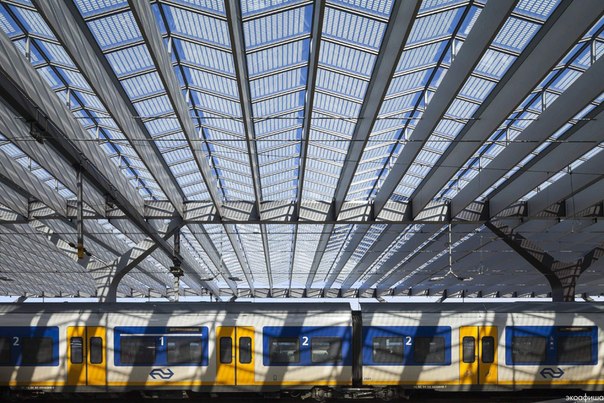 Солнечный железнодорожный вокзал в Роттердаме