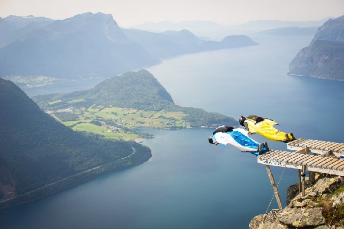 Ежегодные соревнования на скорость полета в костюме wingsuit, проходящие в Норвегии.
