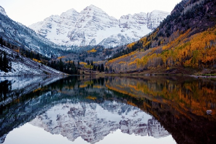 Осень и зима встретились в Колорадо, США.