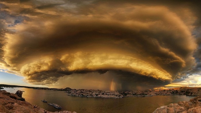 Шторм над озером в Прескотт, штат Аризона, США.