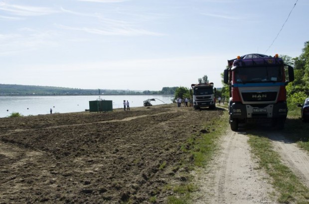 Идёт восстановление общественного пляжа на озере Гидигич
