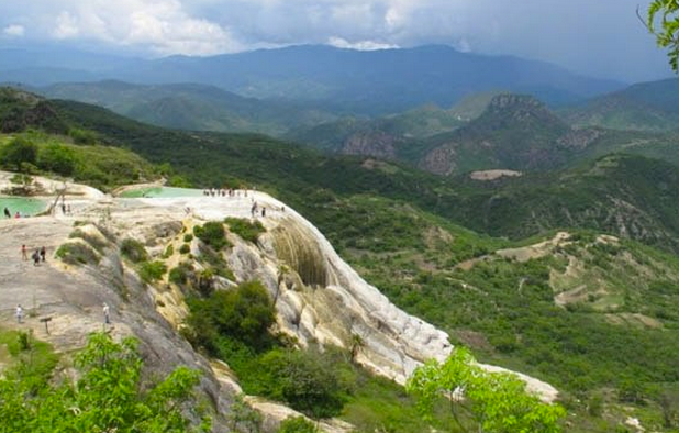 Застывший водопад Йэрве эль Агуа (Hierve el Agua) в Мексике
