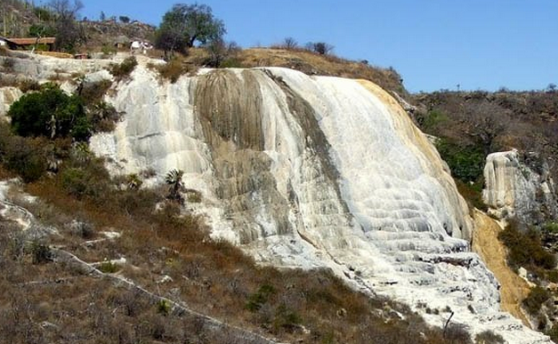 Застывший водопад Йэрве эль Агуа (Hierve el Agua) в Мексике