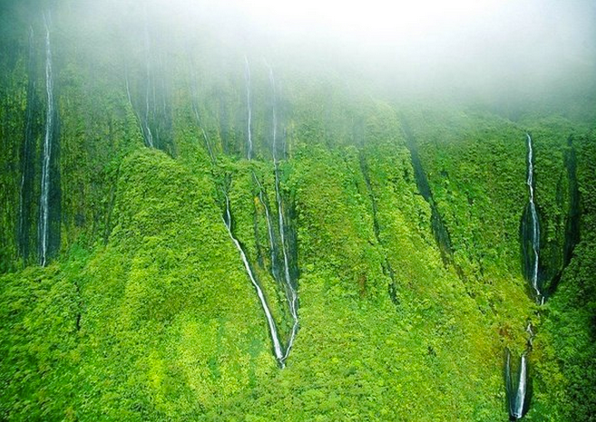 Водопад Хонокохау в Мауи, Гавайи