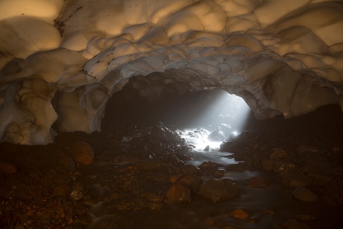 Огонь и лед: ледяная пещера рядом с Мутновским вулканом на севере России