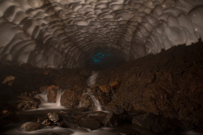 Огонь и лед: ледяная пещера рядом с Мутновским вулканом на севере России
