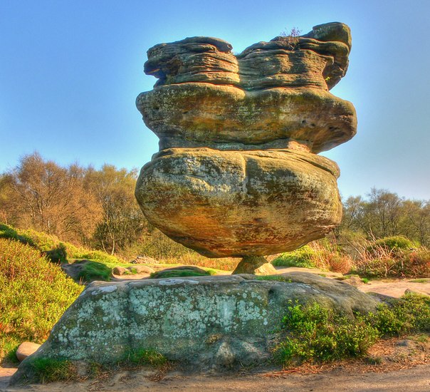 Уникальная 200-тонная каменная скала балансирует на крошечном основании