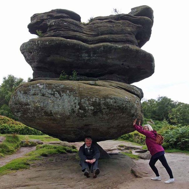 Уникальная 200-тонная каменная скала балансирует на крошечном основании