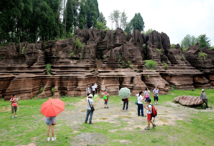 Красные скалы в Национальном геологическом парке Guzhang Hongshilin