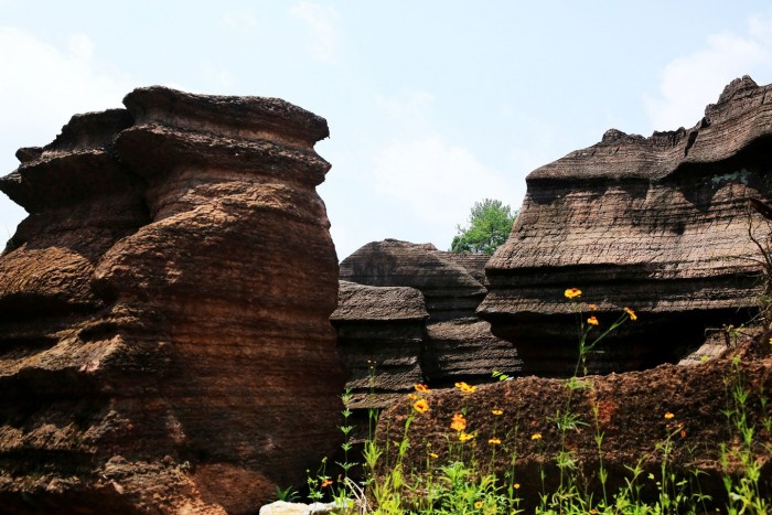 Красные скалы в Национальном геологическом парке Guzhang Hongshilin