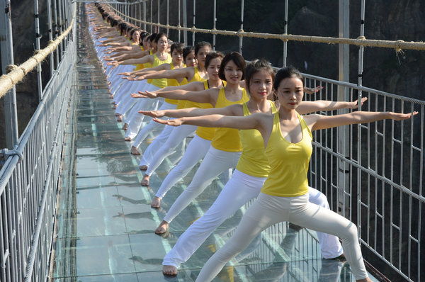 Группа из более чем ста девушек провела фотосессию во время занятия йогой на стеклянном мосту