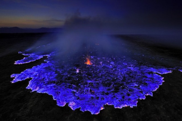Кава Иджен — единственный в мире вулкан с синей лавой
