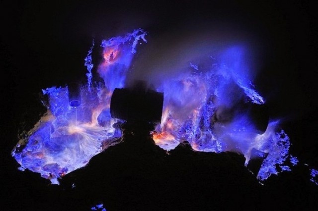Кава Иджен — единственный в мире вулкан с синей лавой