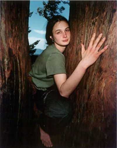 Девушка прожила два года на дереве, чтобы защитить его